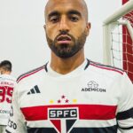 Jogadores do São Paulo utilizaram faixa preta no braço (Foto: Twitter/Reprodução)