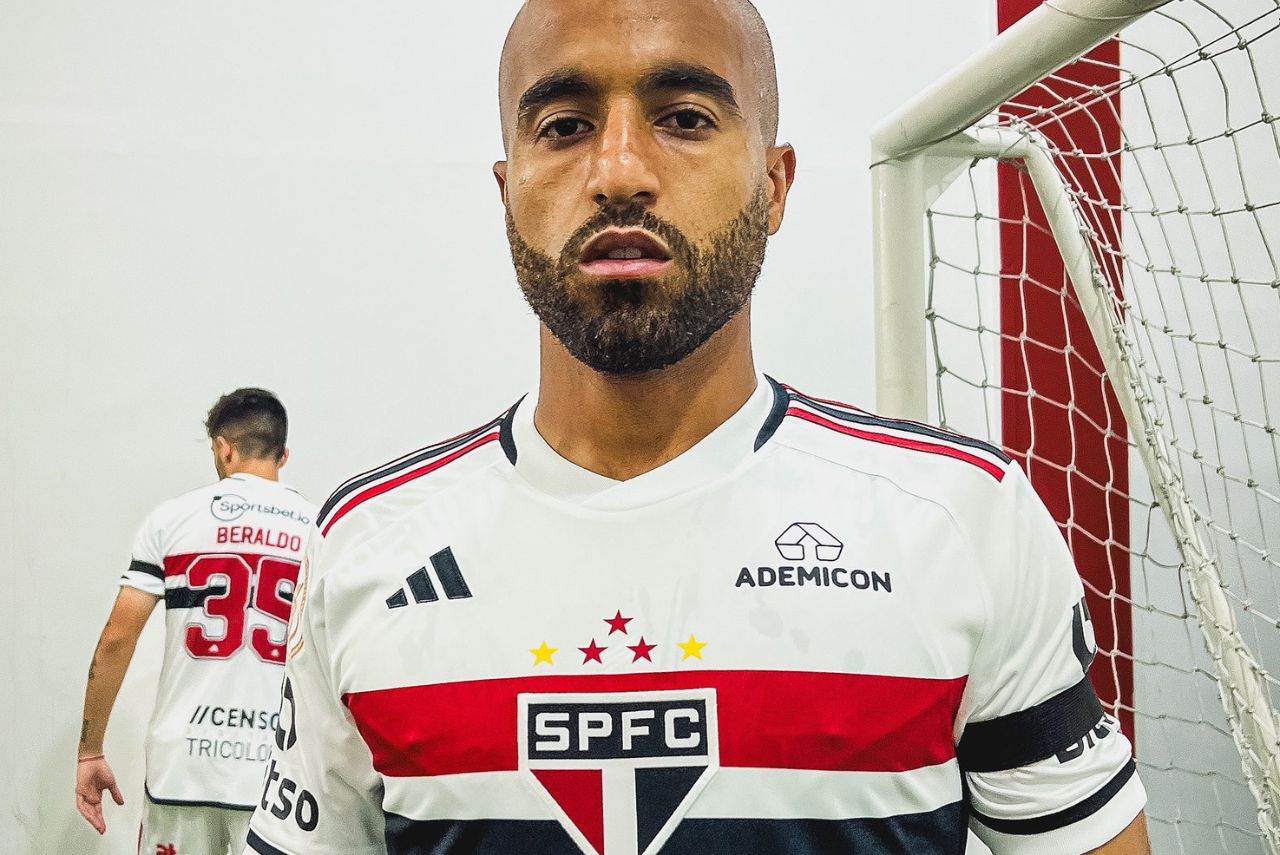 Jogadores do São Paulo utilizaram faixa preta no braço (Foto: Twitter/Reprodução)