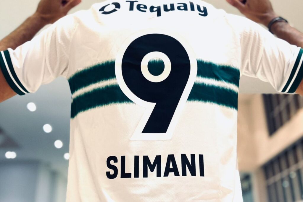 Slimani com a camisa 9 do Coritiba