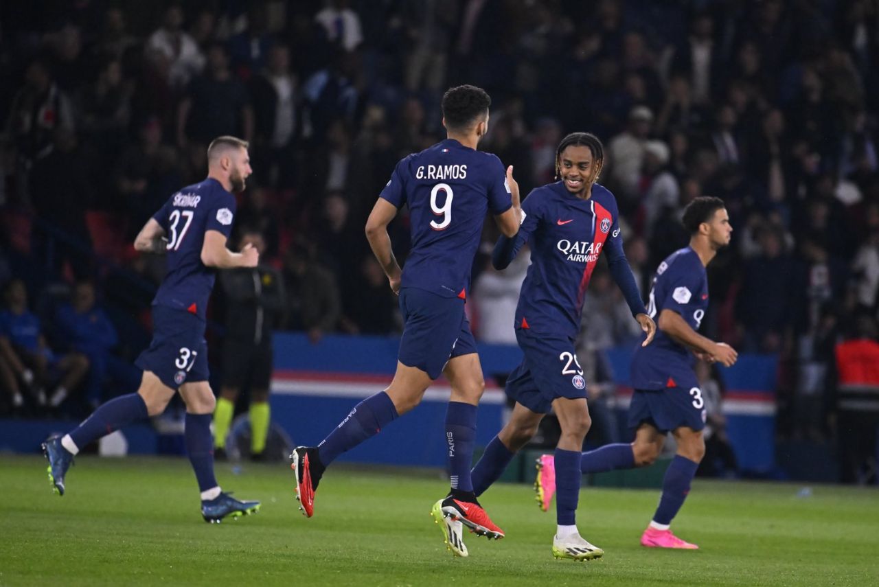 PSG não tomou conhecimento do rival em Paris