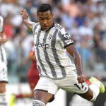 Alex Sandro em campo pela Juventus