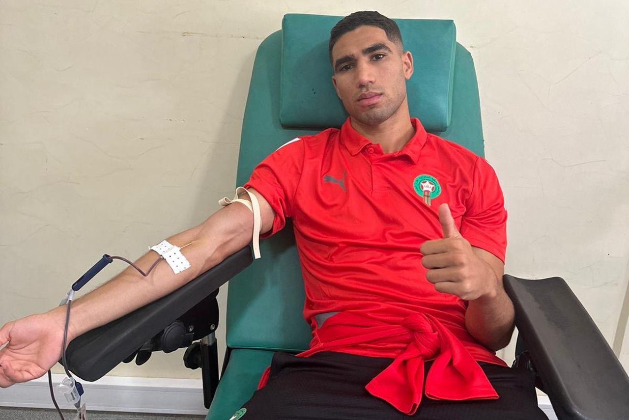 Hakimi, da seleção do Marrocos, doando sangue