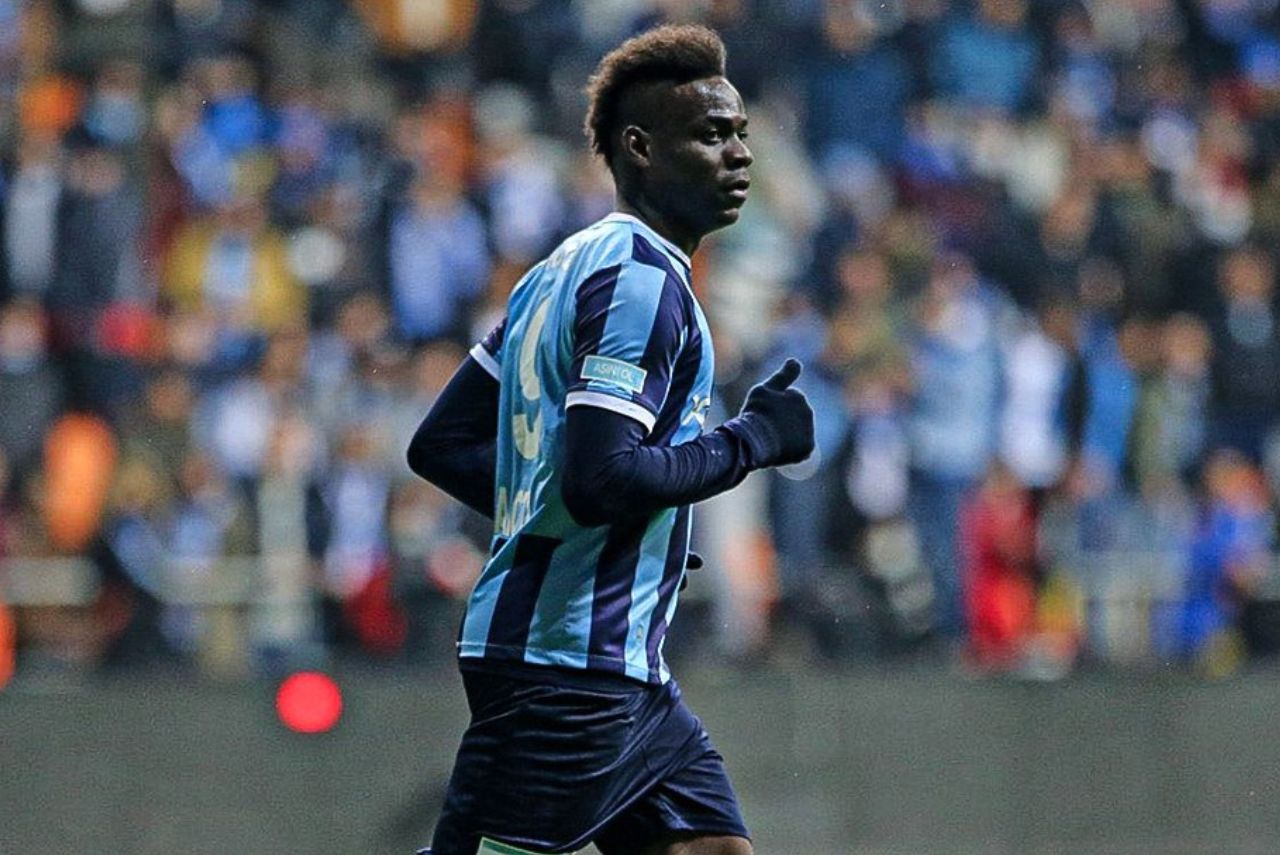 Balotelli está de volta ao Adana Demirspor (Foto: Adana Demirspor/Twitter)