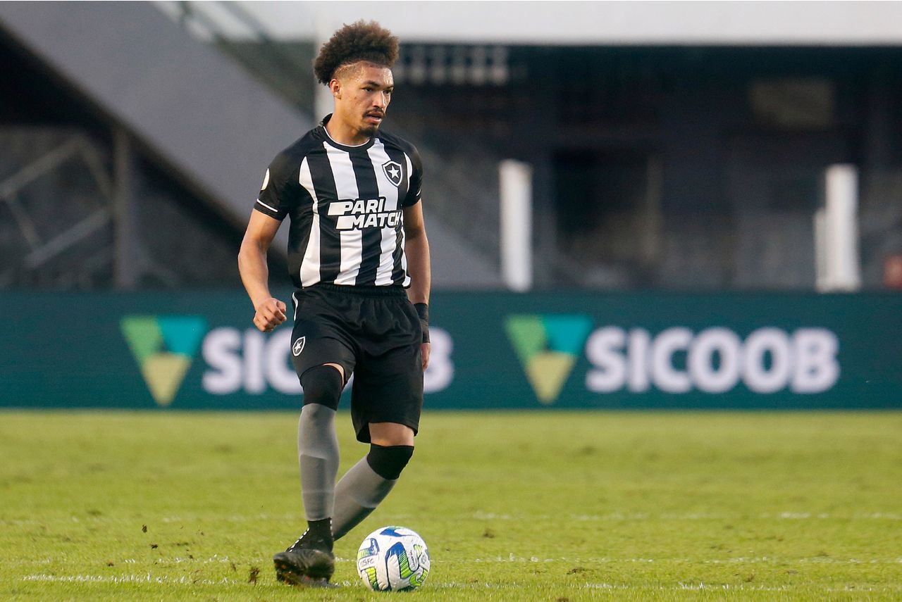 Adryelson em campo pelo Botafogo