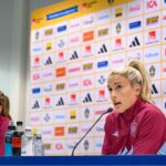 Irene Paredes e Alexia Putellas, da Seleção Espanhola, em coletiva nesta quinta (Foto: Jonathan Nackstrand/AFP)