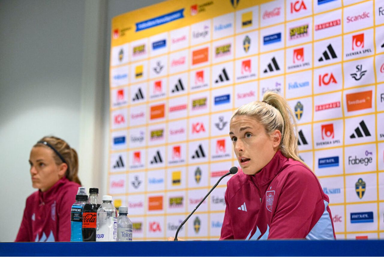 Irene Paredes e Alexia Putellas, da Seleção Espanhola, em coletiva nesta quinta (Foto: Jonathan Nackstrand/AFP)