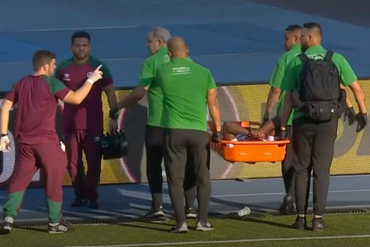 Jhon Arias deixou o campo de maca no clássico contra o Vasco (Foto: Premiere/Reprodução)