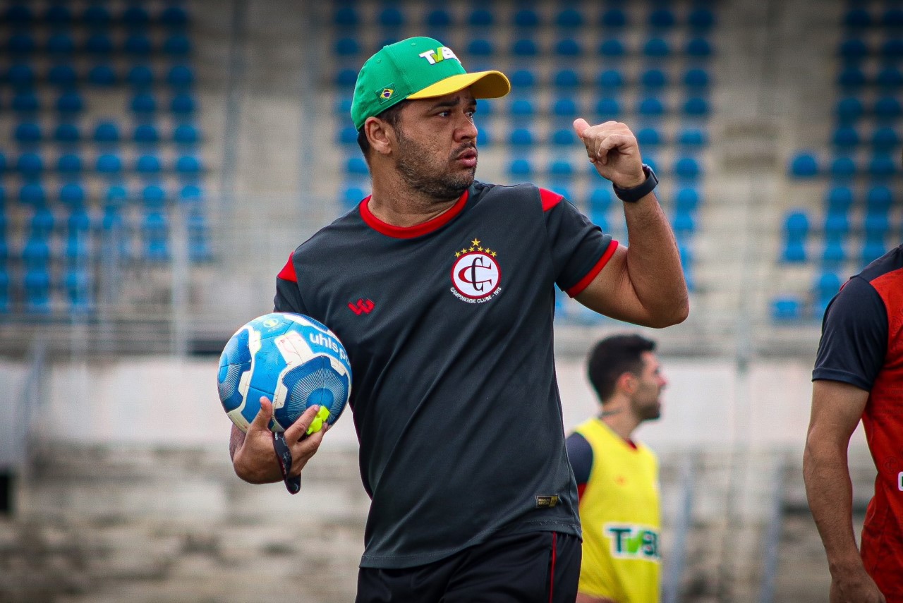 Dico Woolley treinou o Campinense na reta final da Série D