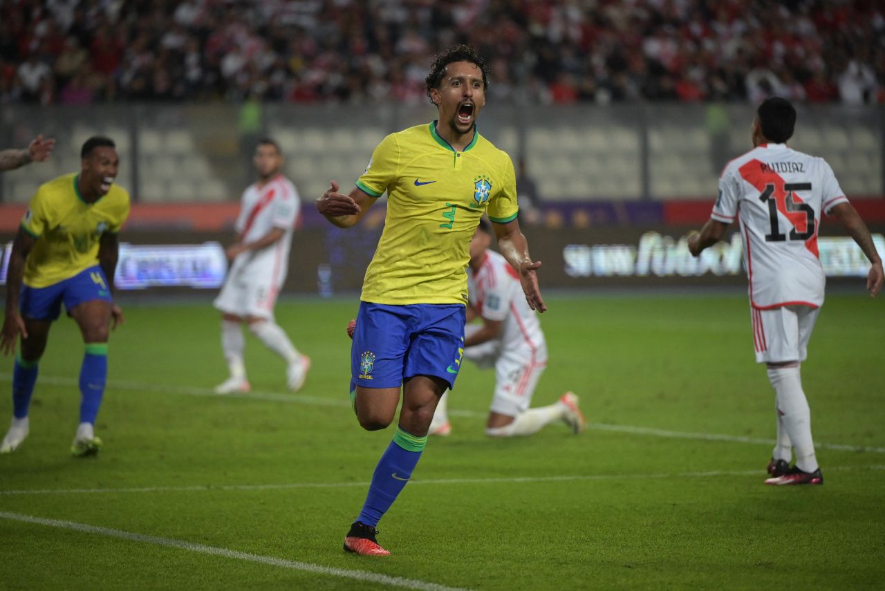 Marquinhos, zagueiro do Brasil, comemorando gol