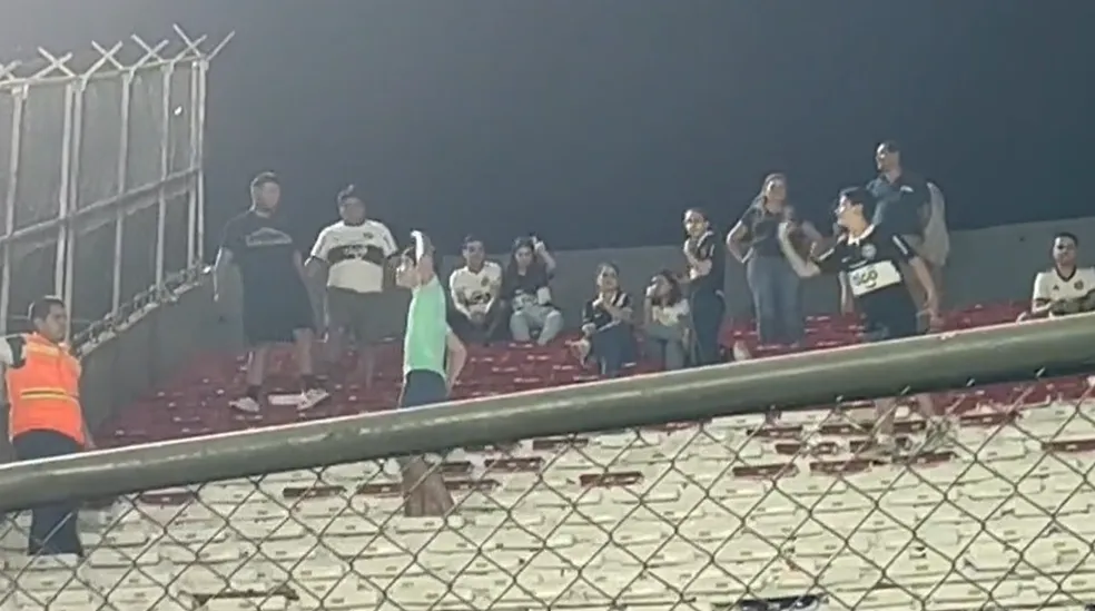 Torcedores do Olimpia praticaram ato de racismo na partida de volta com o Fluminense (Foto: Felipe Siqueira/Reprodução)