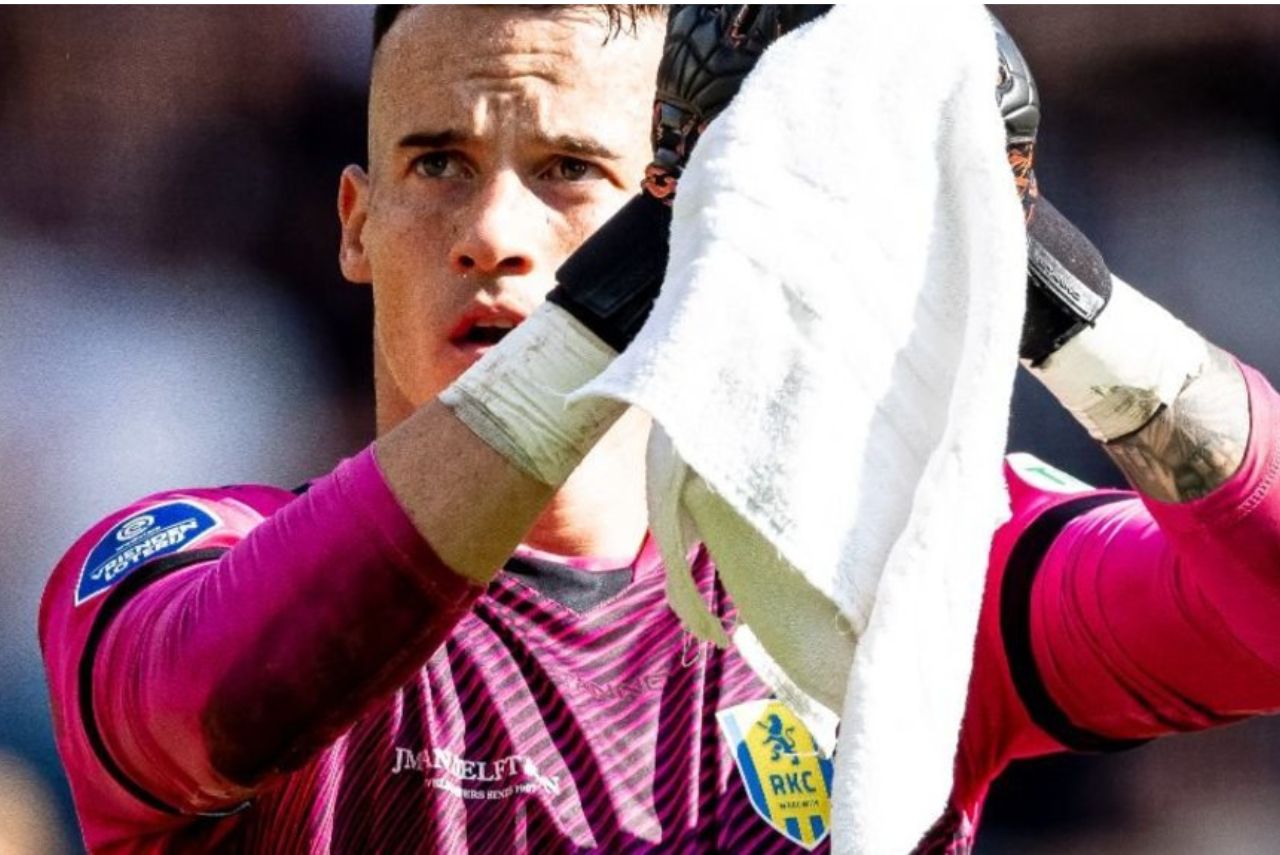 Etienne Vaessen se lesionou em partida contra o Ajax (Foto: RKC Waalwijk/Divulgação)