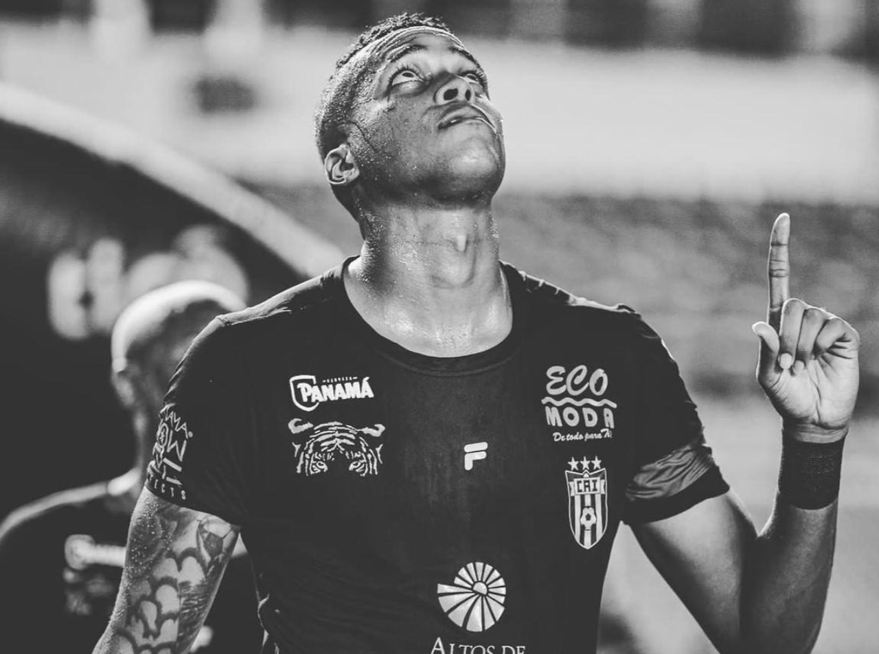 Gilberto Hernández em partida pelo Clube Atlético Independente