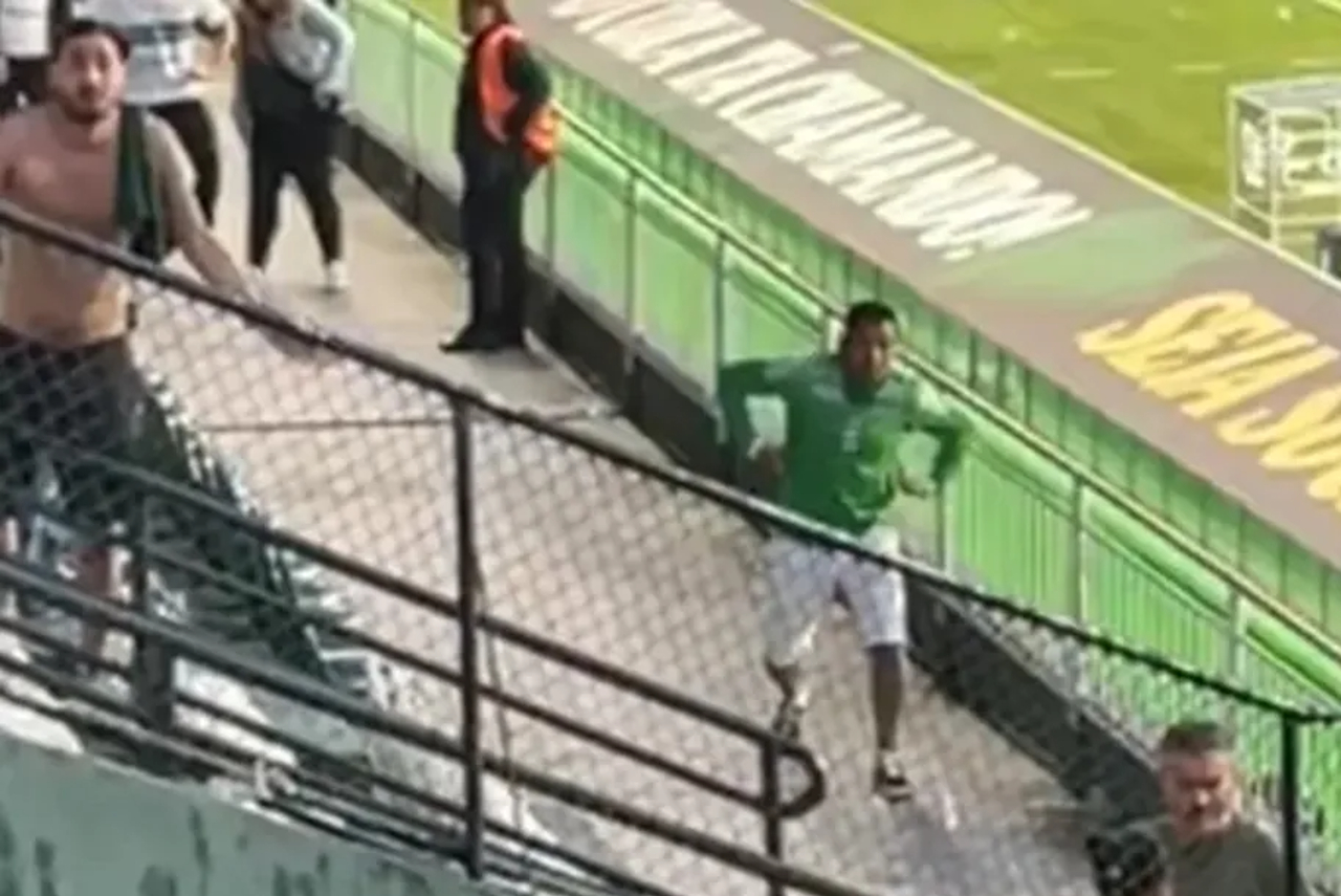 Dois torcedores do Coritiba imitam macaco