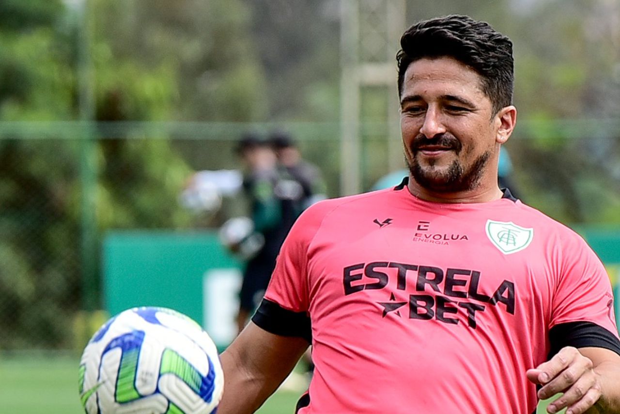Aloísio de volta aos treinos no América-MG
