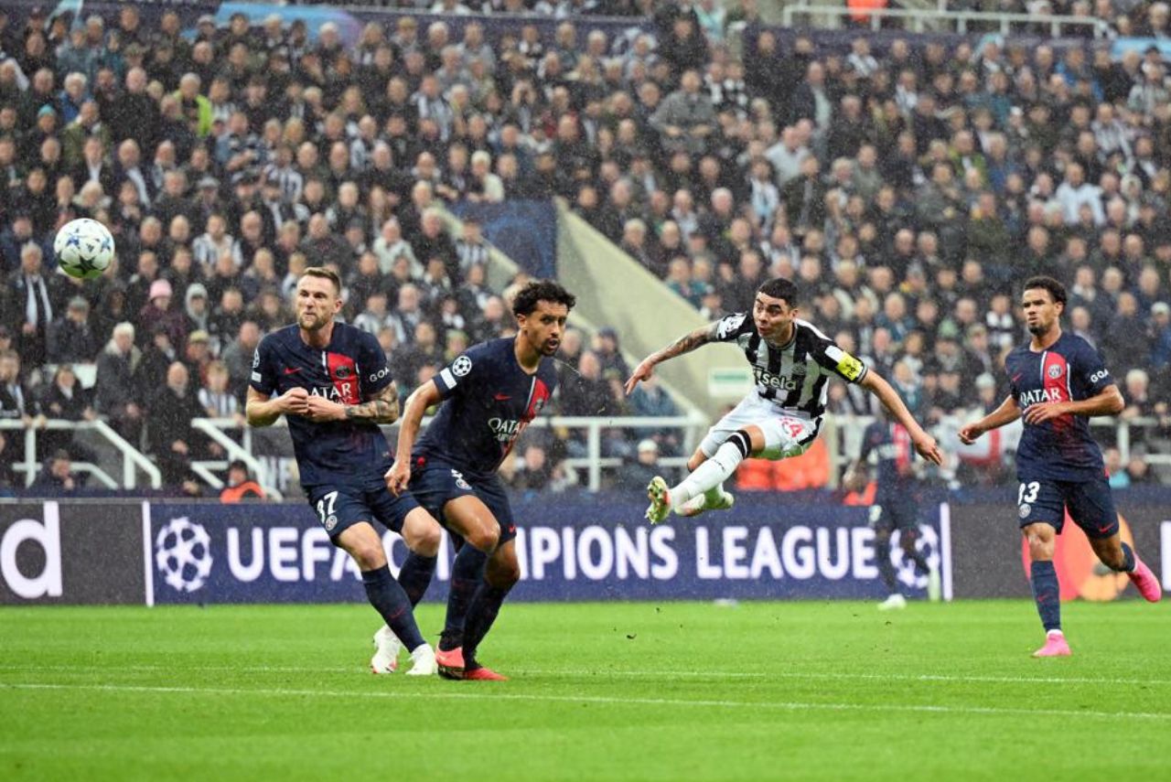 Almirón abriu o placar para o Newcastle na goleada sobre o PSG (Foto: UEFA/Divulgação)