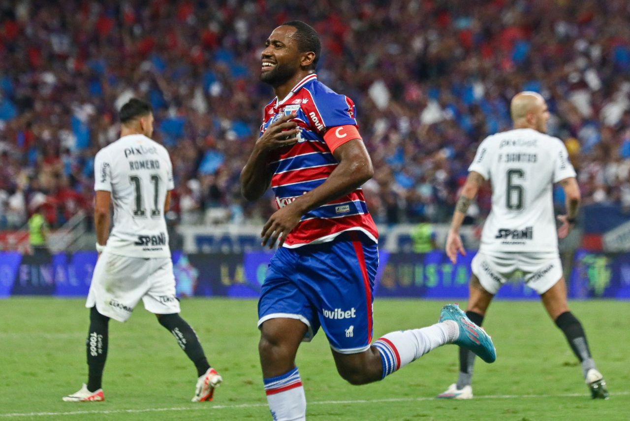 Tinga comemora segundo gol do Fortaleza