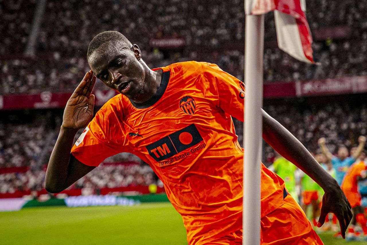 Diakhaby se lesionou na partida contra o Real Betis (Foto: Valencia CF/Divulgação)