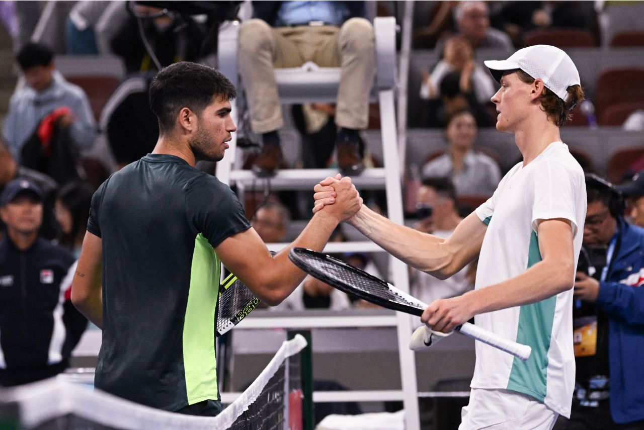 Alcaraz perde para Sinner e deixa torneio na semifinal