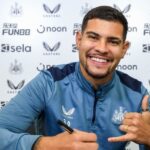 Bruno Guimarães assinando novo contrato com o Newcastle