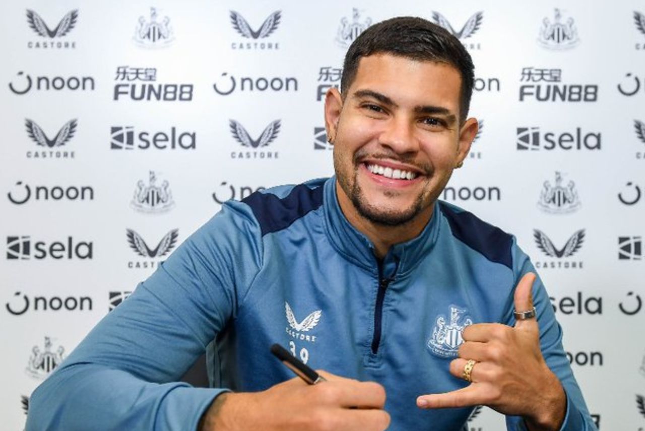 Bruno Guimarães assinando novo contrato com o Newcastle