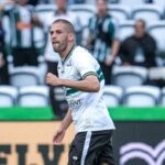 Slimani comemorando gol marcado no clássico