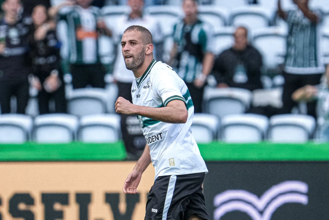 Slimani comemorando gol marcado no clássico