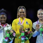Rebeca Andrade com a medalha de ouro