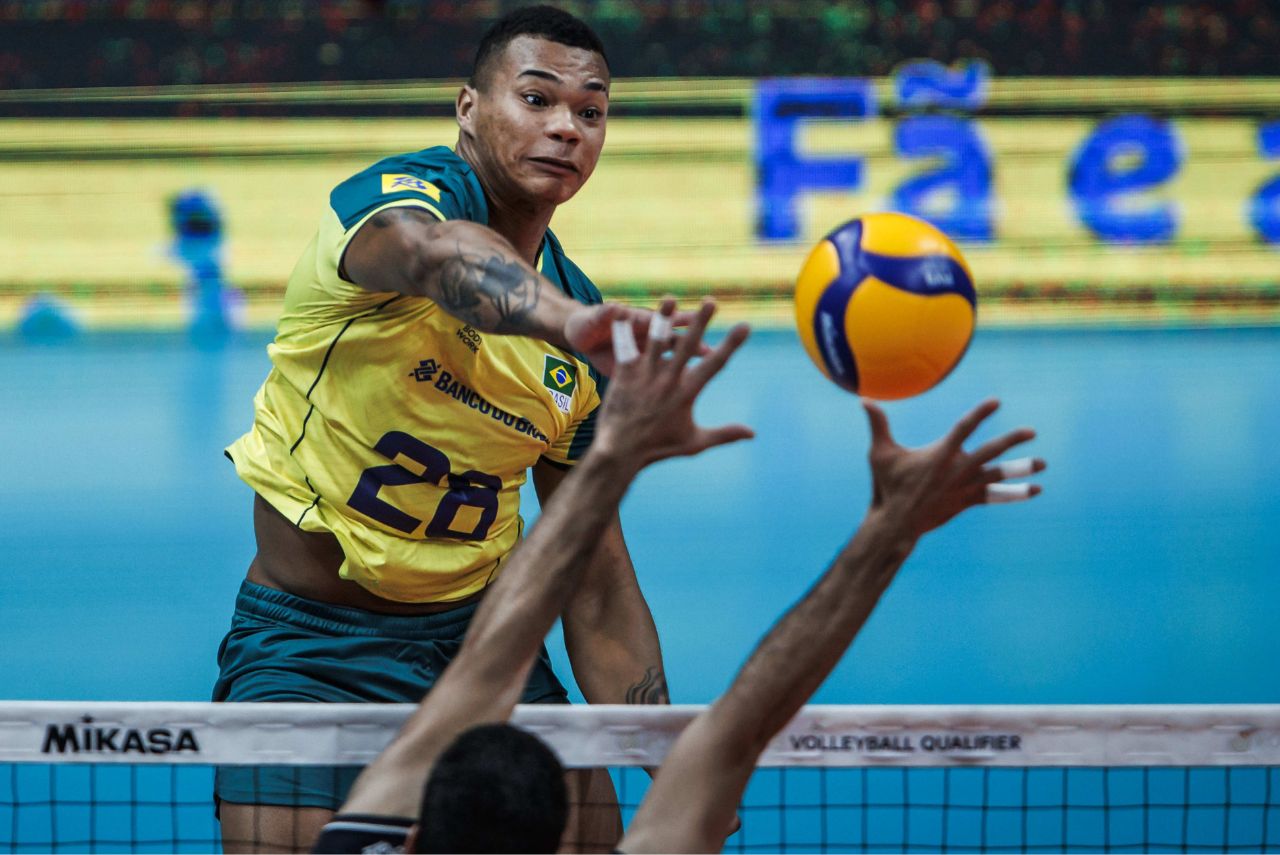 Brasil supera Irã e terá decisão contra a Itália