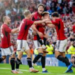 Jogadores comemorando a virada do Manchester United