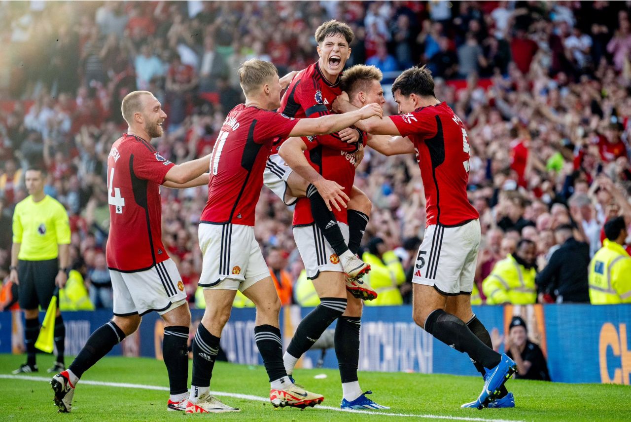 Jogadores comemorando a virada do Manchester United