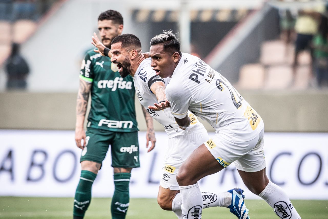 Rincón comemora primeiro gol do Santos no jogo