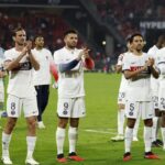 Jogadores do PSG celebram vitória ao lado da torcida