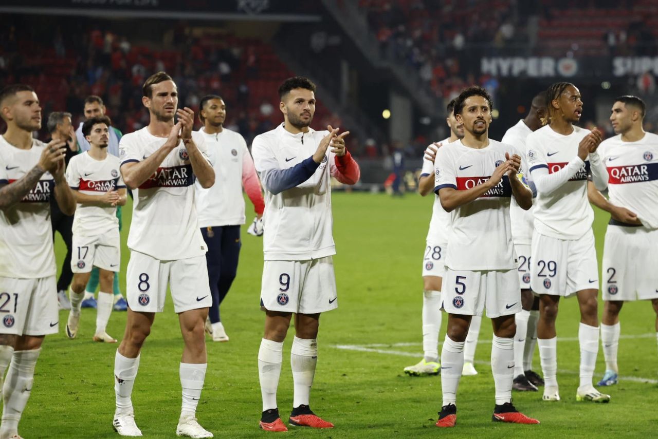 Jogadores do PSG celebram vitória ao lado da torcida