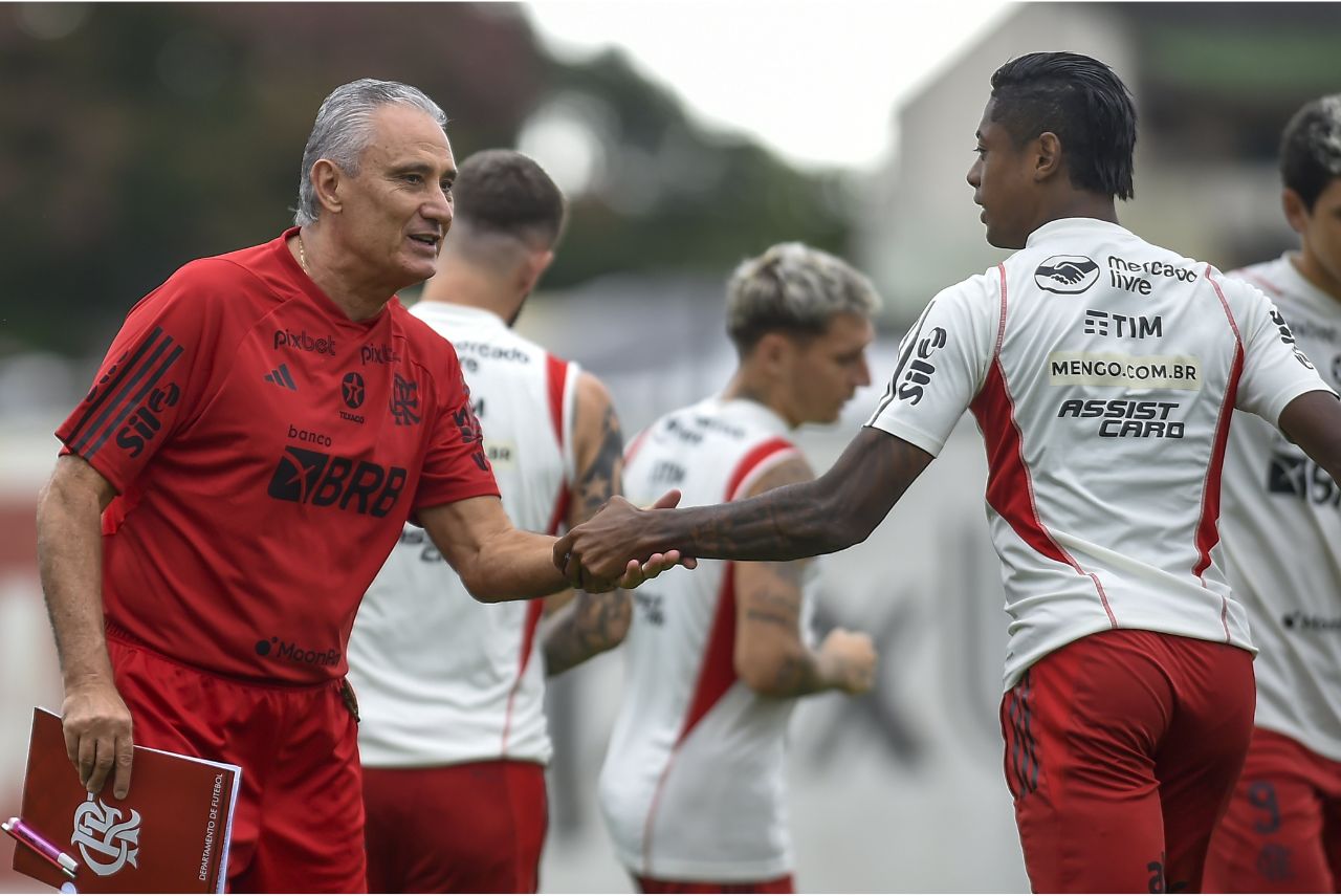 Tite ao lado de Bruno Henrique em treino do Flamengo