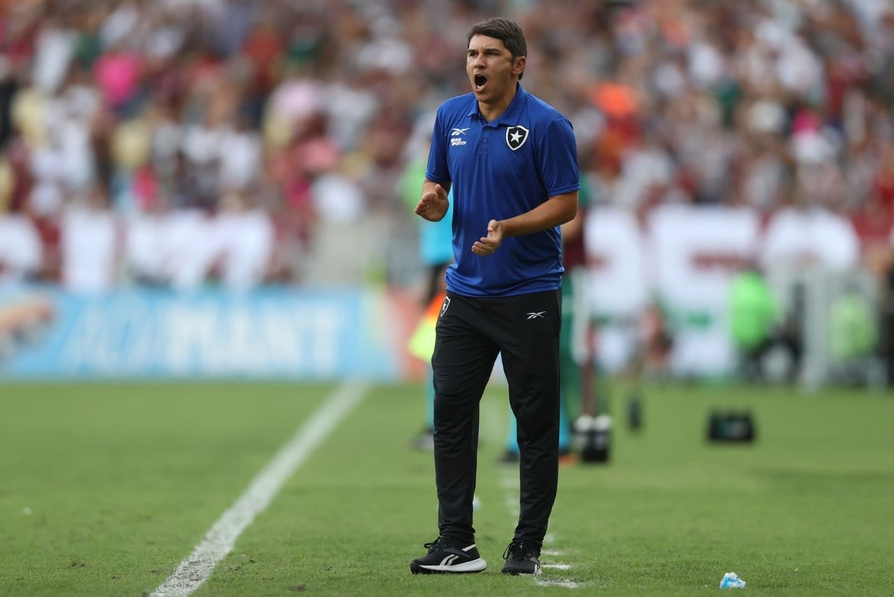 Lúcio Flávio no comando do Botafogo contra o Fluminense