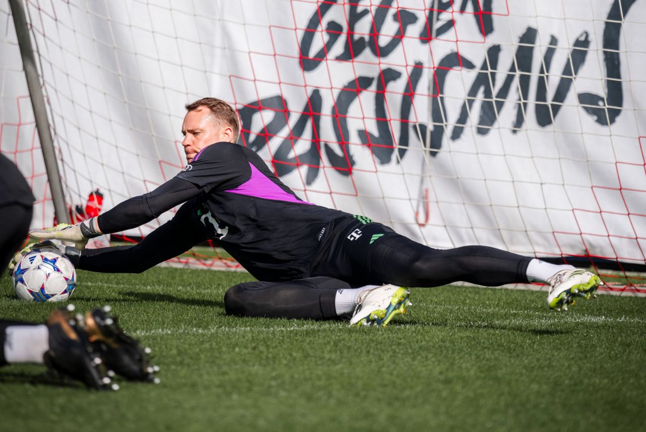 Goleiro Neuer em treino do Bayern