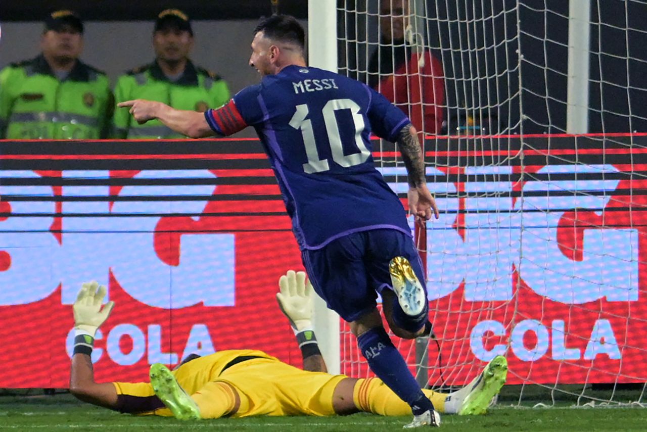 Messi marcou os dois gols da Argentina contra o Peru