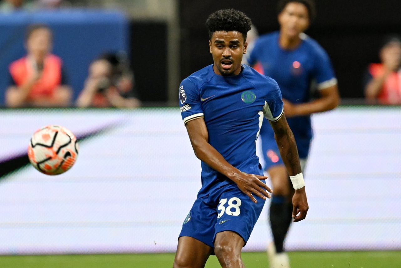 Lateral de 21 anos em ação pelo Chelsea