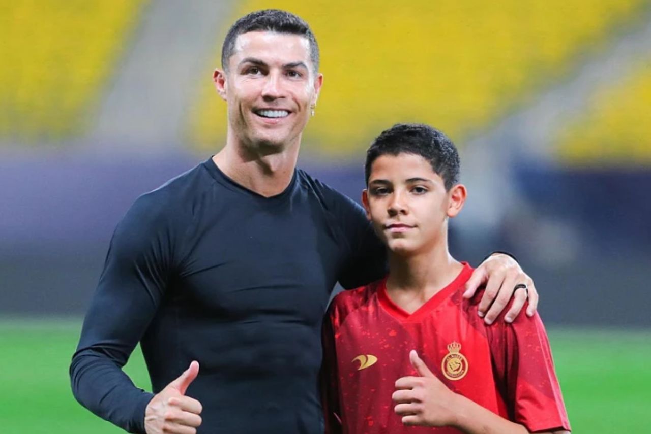 Cristiano Ronaldo ao lado do filho