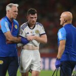 Andrew Robertson passou por cirurgia após deslocar o ombro Foto: Jorge Guerrero / AFP