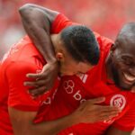 Wanderson e Valencia comemoram um dos gols do Internacional