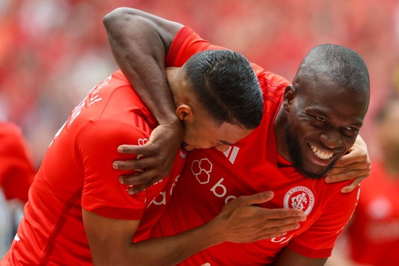 Wanderson e Valencia comemoram um dos gols do Internacional