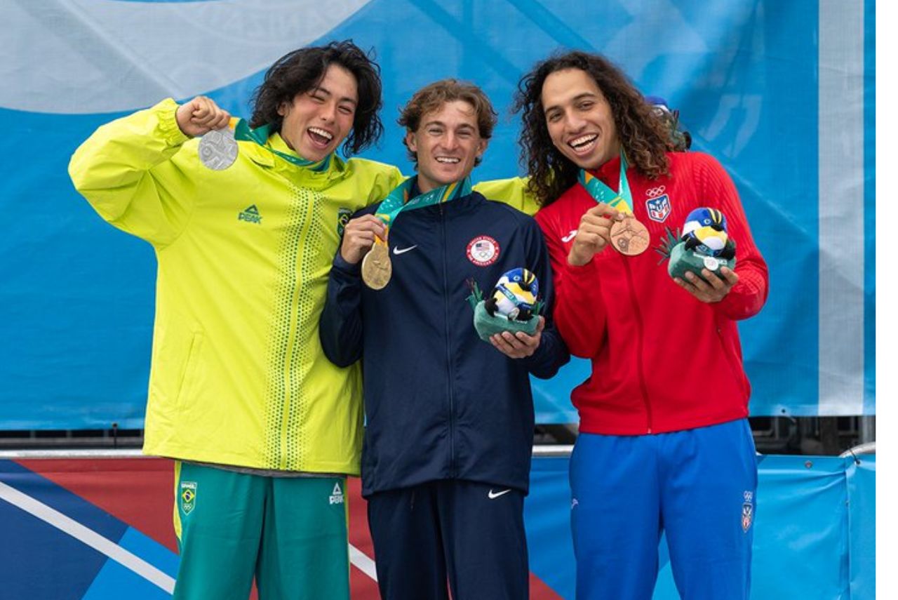Augusto Akio no pódio do skate no Pan-Americano de 2023
