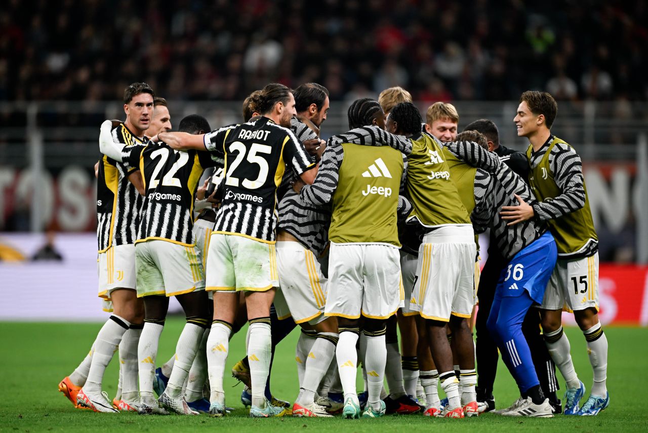 Jogadores da Juventus comemorando a importante vitória