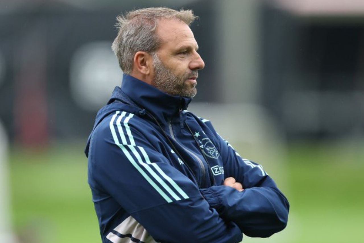 Técnico holandês comandou o Ajax em apenas 11 jogos