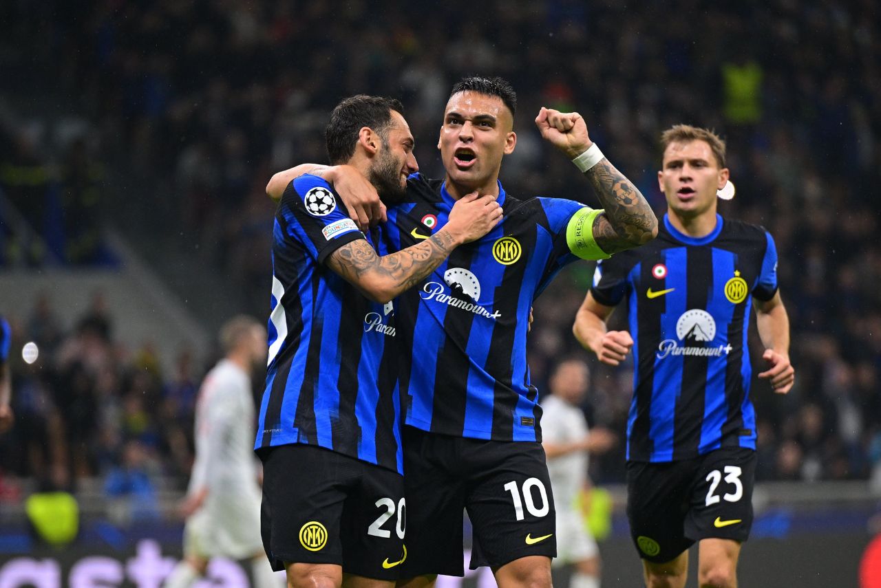 Calhanoglou e Lautaro comemoram um dos gols da Inter de Milão