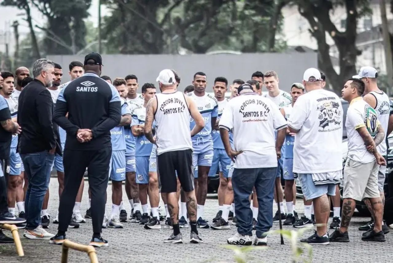 Organizada do Santos no CT do clube