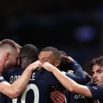 Jogadores do PSG comemoram importante vitória