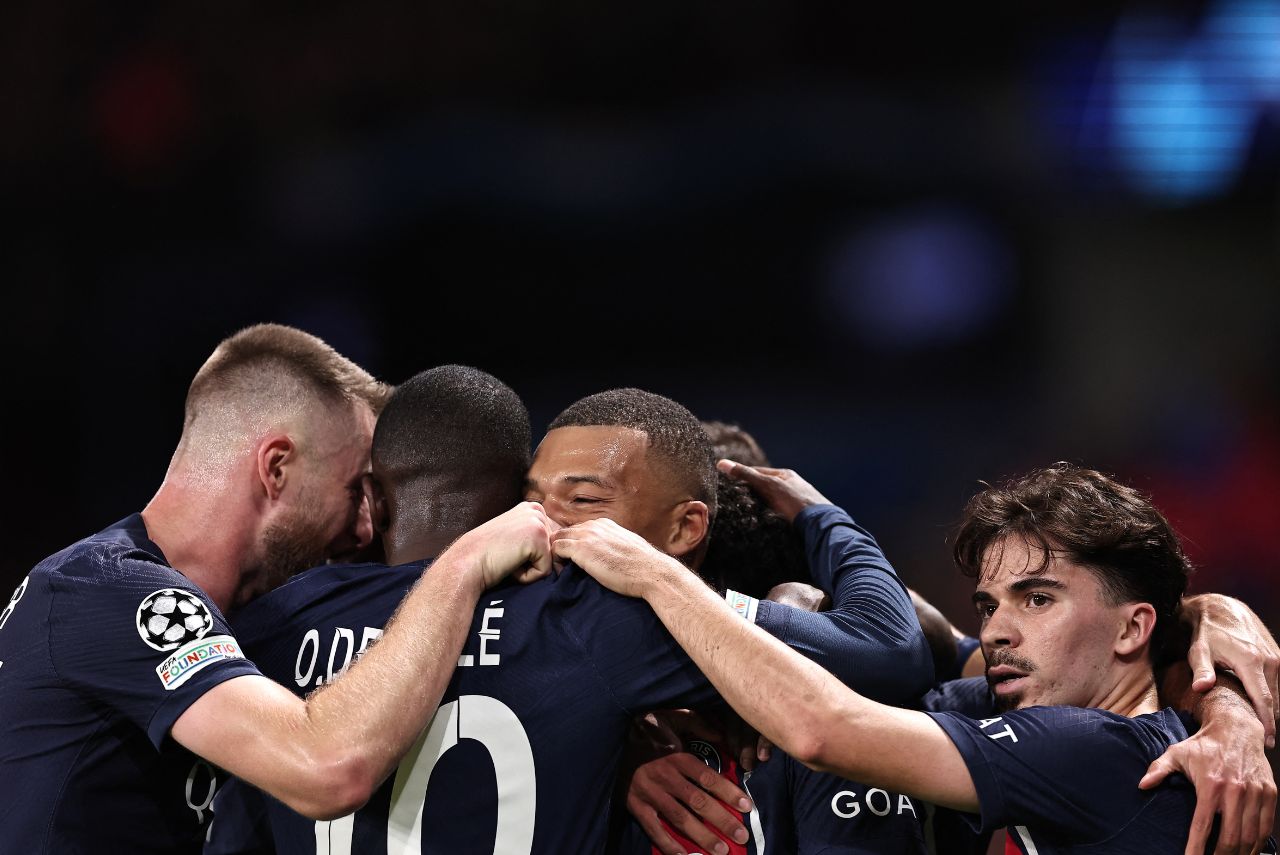 Jogadores do PSG comemoram importante vitória