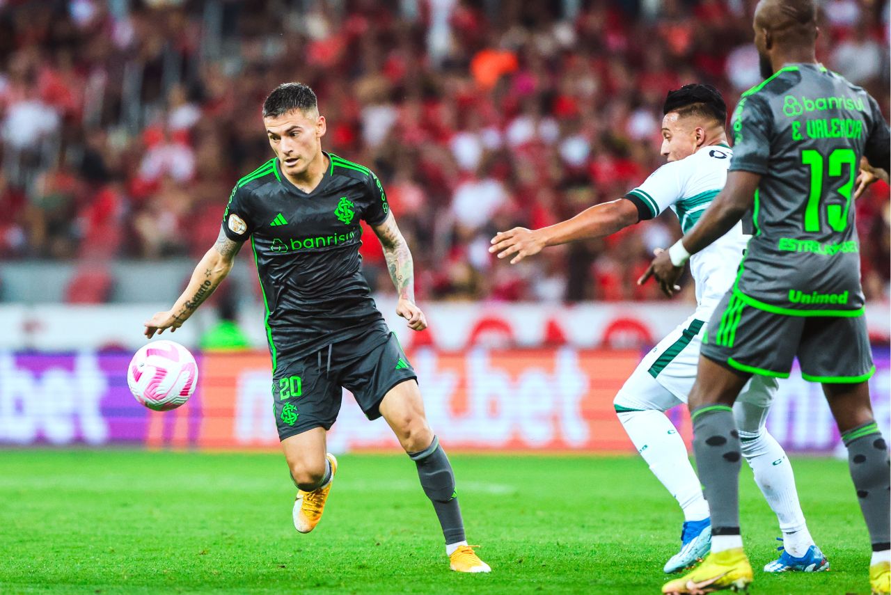 Aránguiz em ação na derrota do Internacional